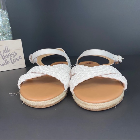 ALEXIS BENDEL ⭐️NWOB⭐️white flat sandals size 7.5 - Picture 4 of 4